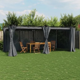 Pavillon mit Vorhängen...